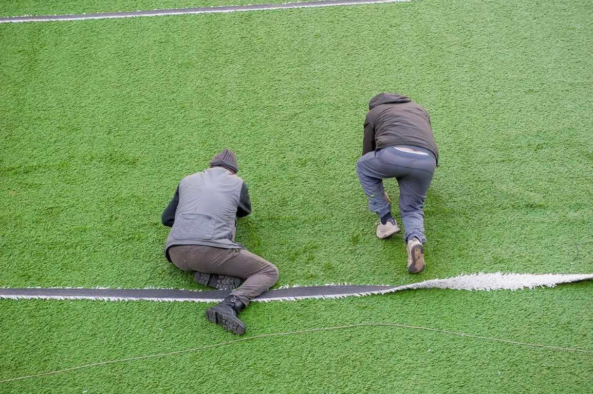 laying artificial grass on concrete
